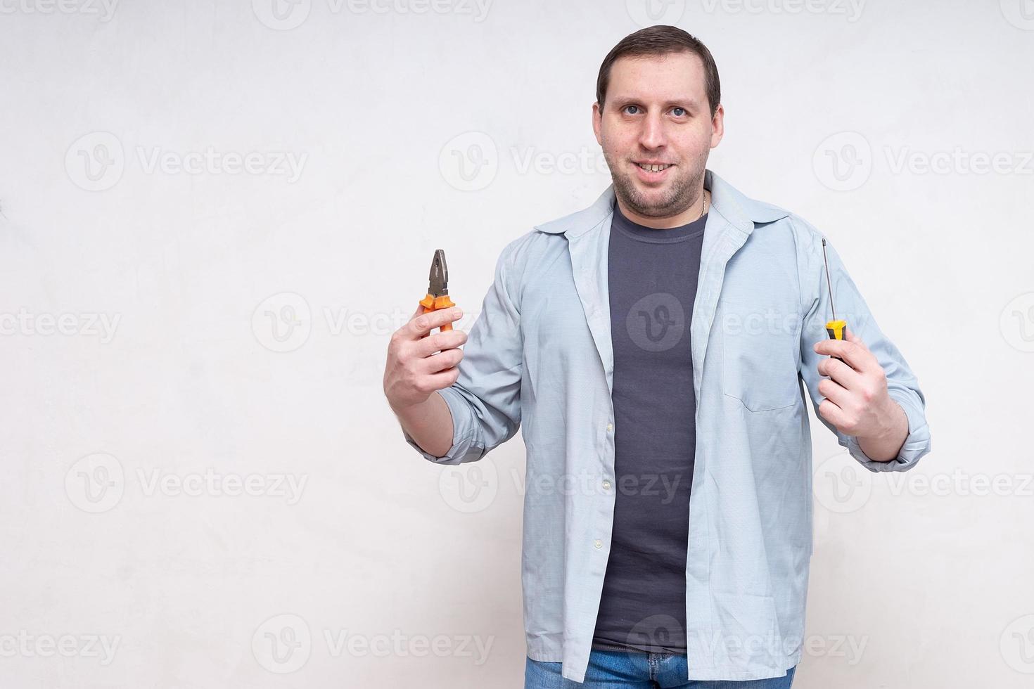 un homme avec un outil dans les mains photo