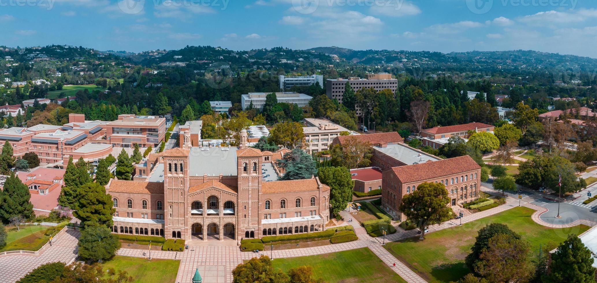 vue aérienne du royce hall de l'université de californie, los angeles photo