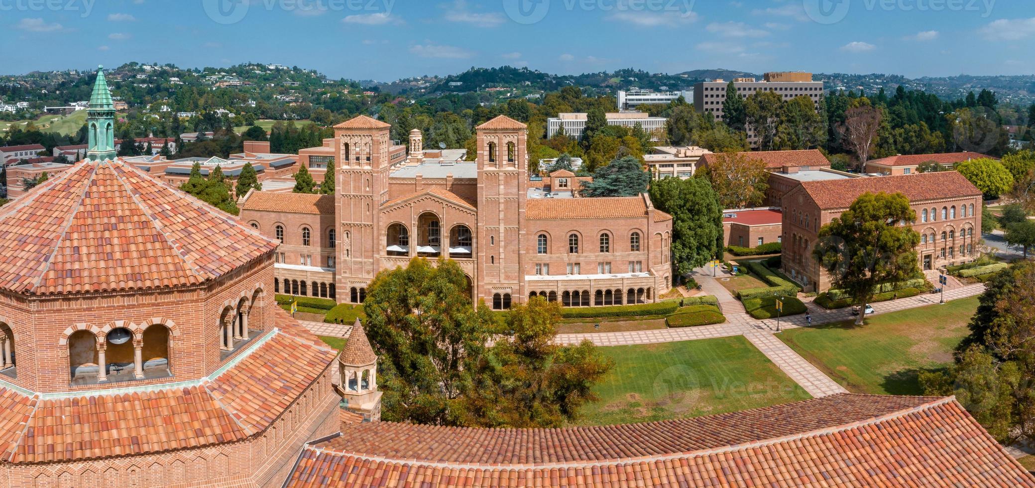 vue aérienne du royce hall de l'université de californie, los angeles photo