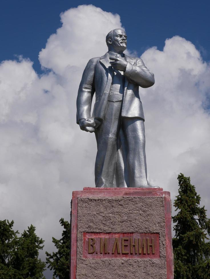 cholpon ata, kirghizistan, 2019 - statue de lénine dans la ville de cholpon ata, kirghizistan, devant des nuages et un ciel bleu photo