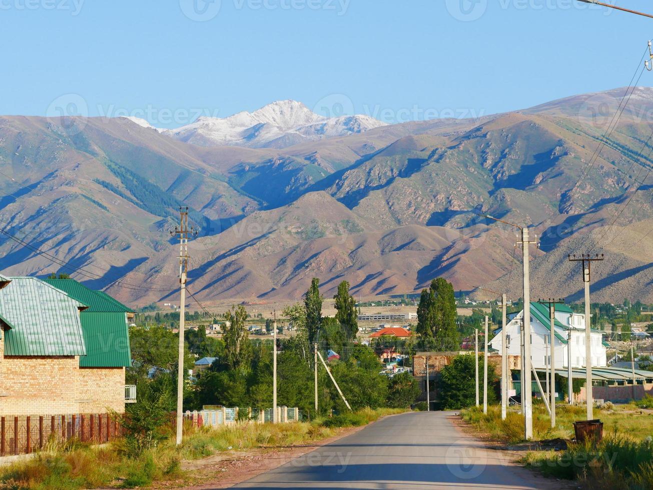 paysage près de cholpon ata, au Kirghizistan, avec des montagnes en arrière-plan photo