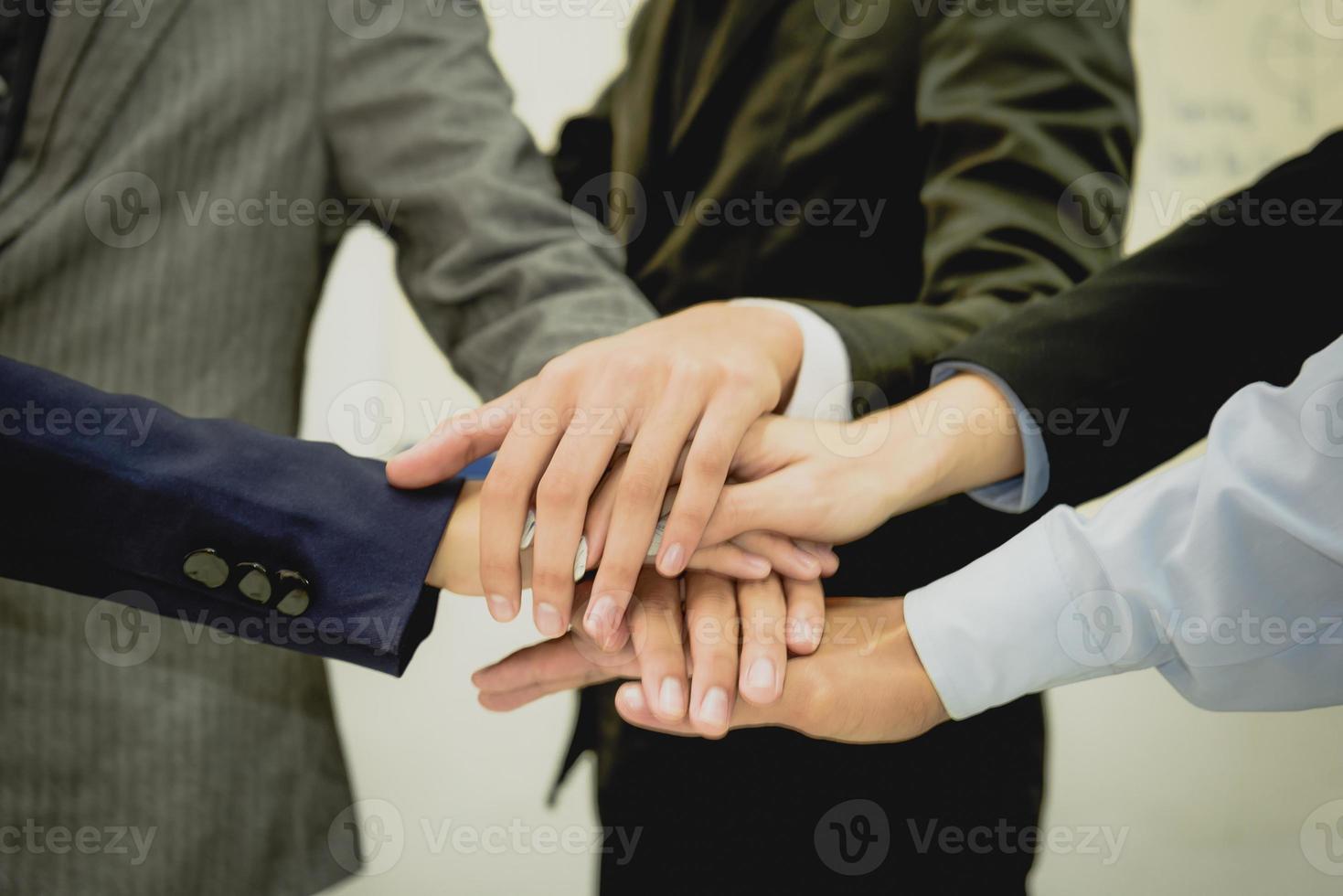 deux hommes d'affaires confiants se sont serré la main lors des réunions de bureau. photo