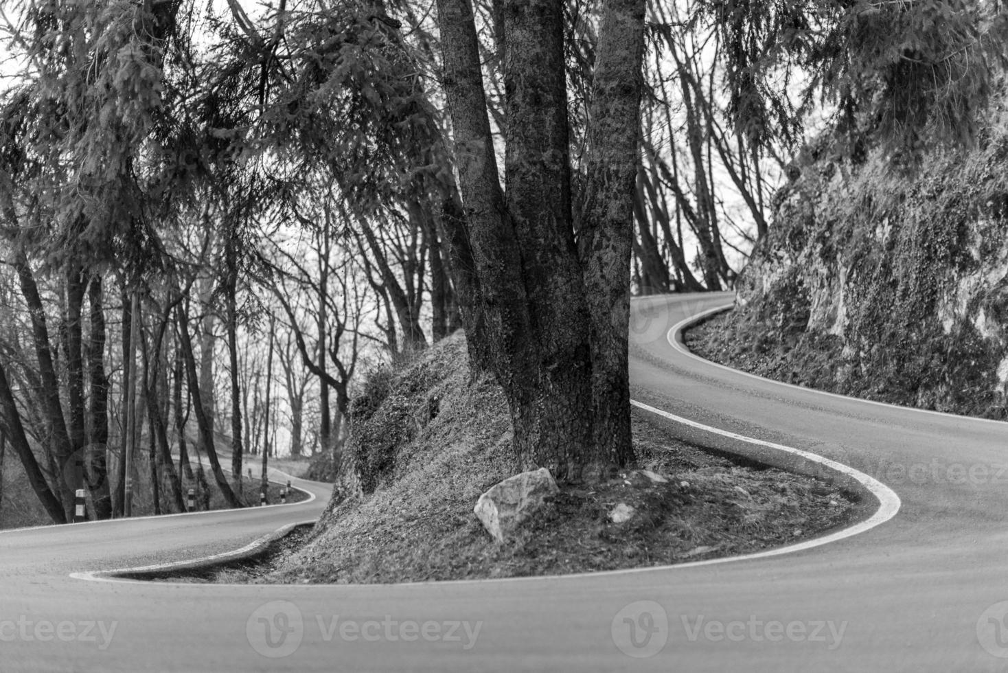 virage en épingle à cheveux sur la route de montagne concept de montée et de direction photo