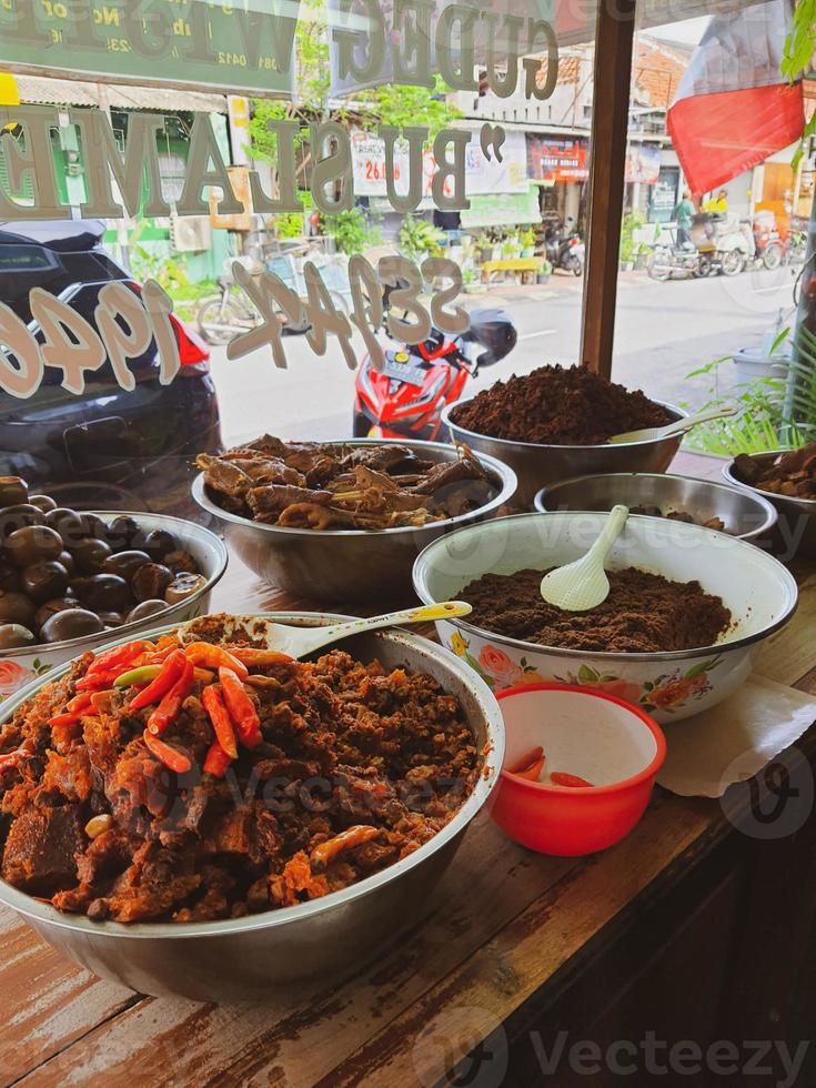 gudeg bu slamet, qui est situé sur jalan wijilan, jogjakarta, convient aux personnes qui aiment le gudeg avec un goût pas trop sucré. photo