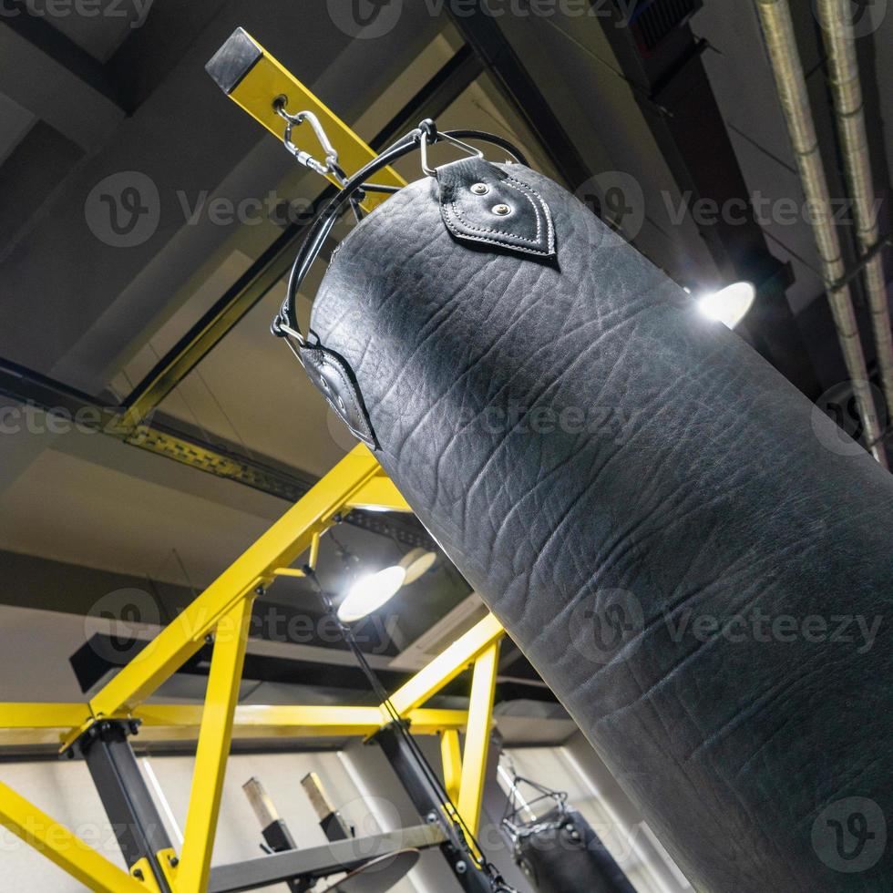 un gros plan d'un sac de boxe dans le complexe sportif photo