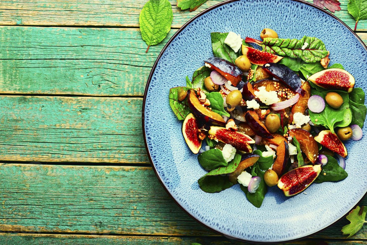 salade aux prunes et figues, espace pour le texte photo