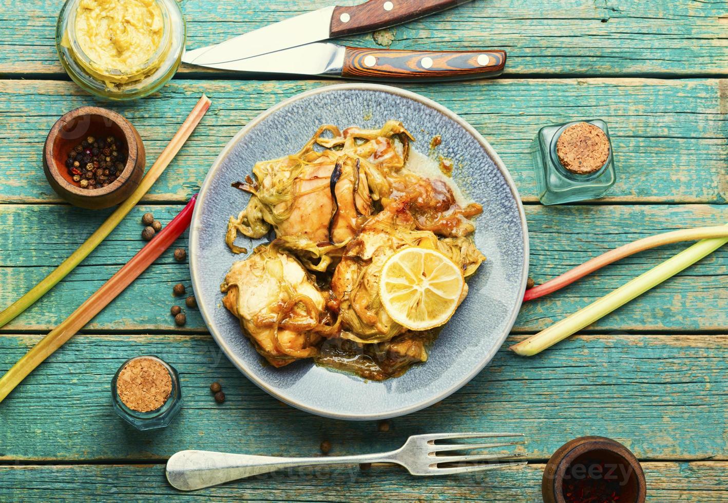 viande de poulet cuite à la rhubarbe, table en bois photo