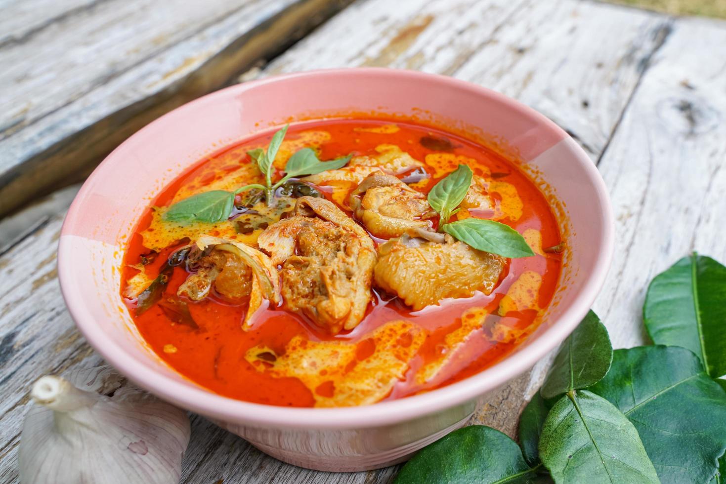 thai food poulet au curry rouge avec des pousses de bambou c'est un aliment thaïlandais populaire et est méticuleux dans la cuisine. photo