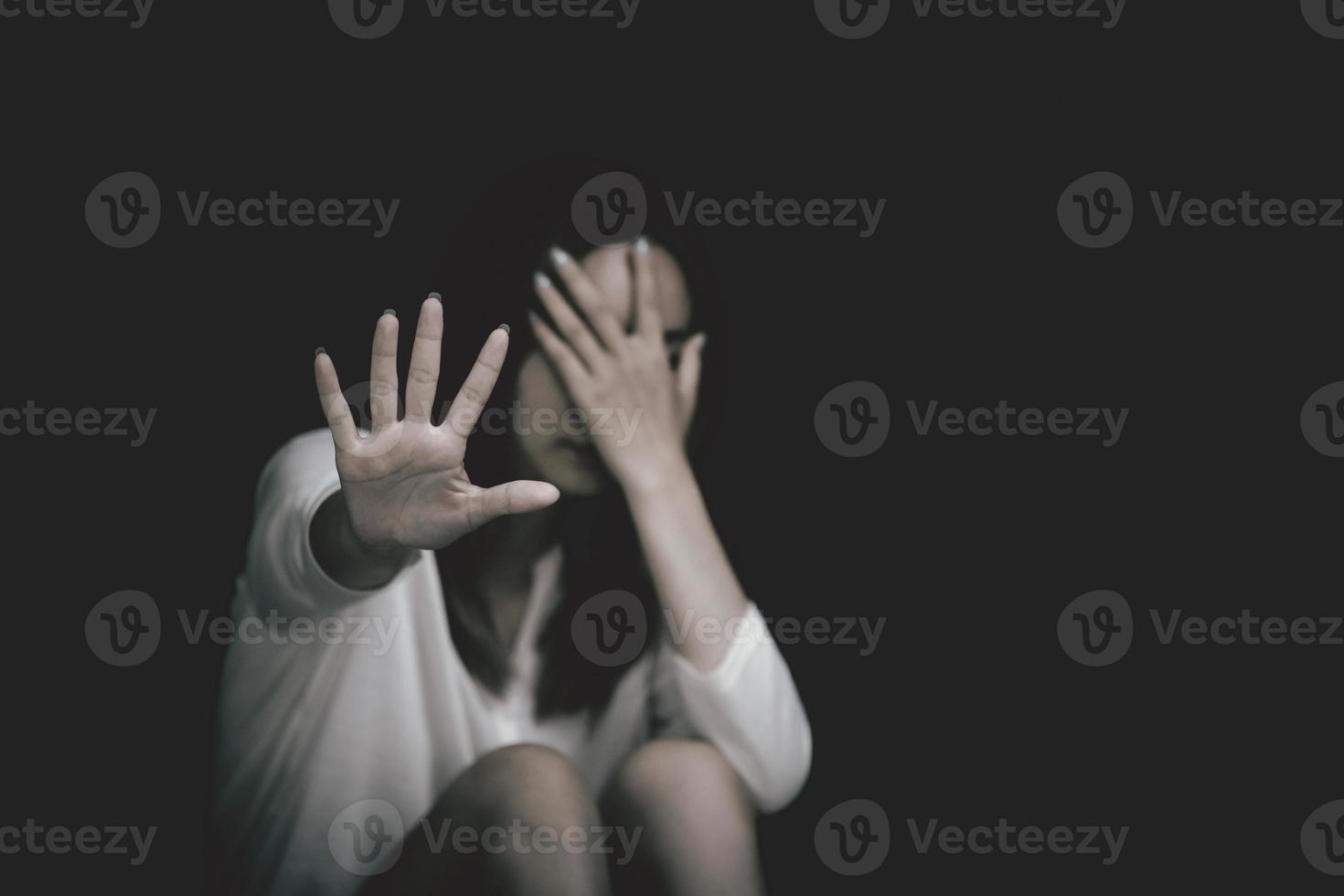 arrêter le harcèlement sexuel et la violence à l'égard des femmes, le concept de viol et d'abus sexuels, le concept d'arrêter la violence à l'égard des femmes et le viol. journée internationale de la femme photo