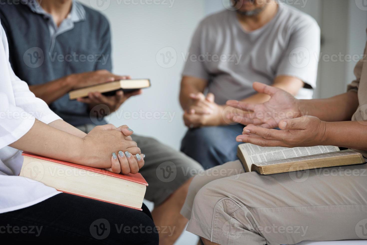 groupe de personnes chrétiennes priant l'espoir ensemble, tournage religieux divers, concepts d'espoirfoichristianismereligionéglise en ligne photo