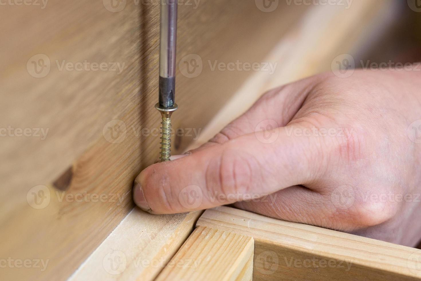 l'assemblage de meubles en bois photo