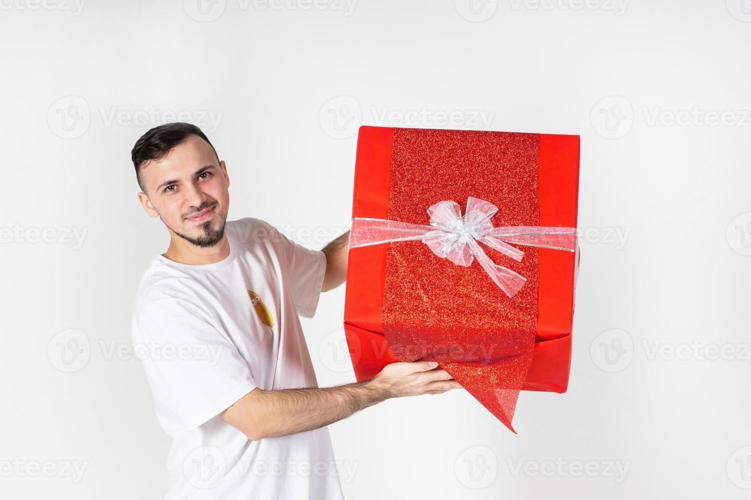 un homme avec un cadeau photo