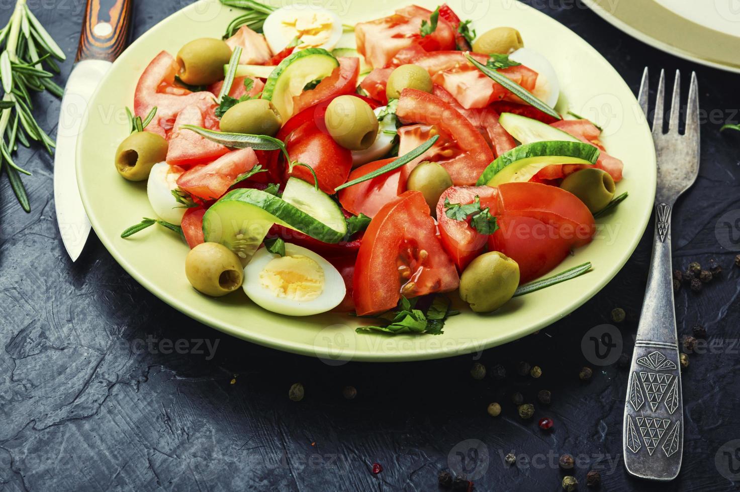 salade aux légumes, olives, oeufs et romarin photo