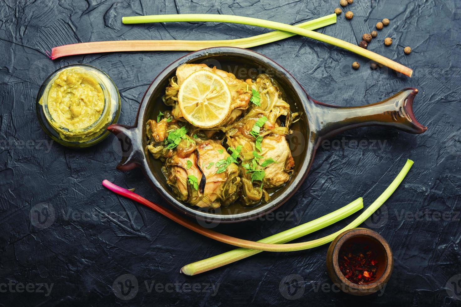 savoureuse viande de poulet cuite à la rhubarbe photo