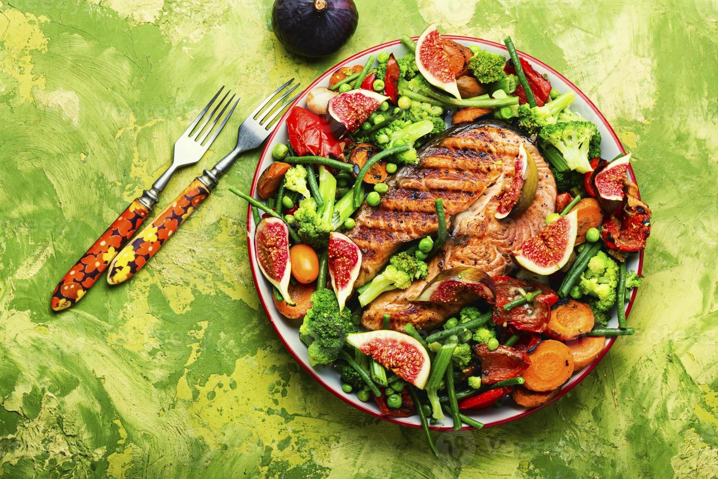 steak de truite frit avec des légumes, vue de dessus photo