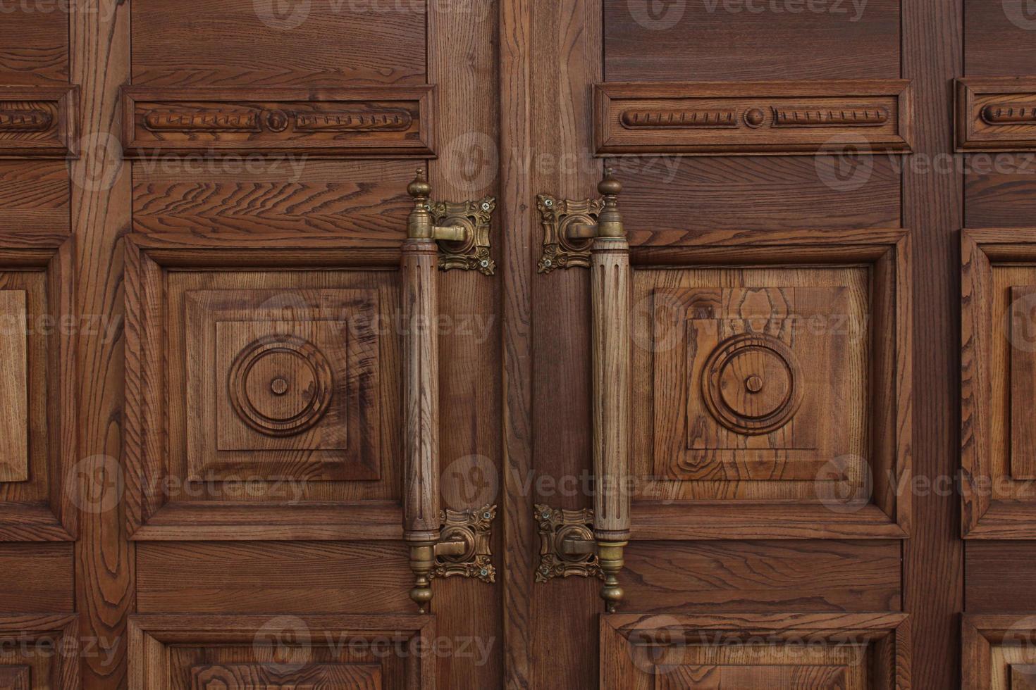 portes en bois massives antiques avec de grandes poignées en gros plan. architecture ancienne. photo