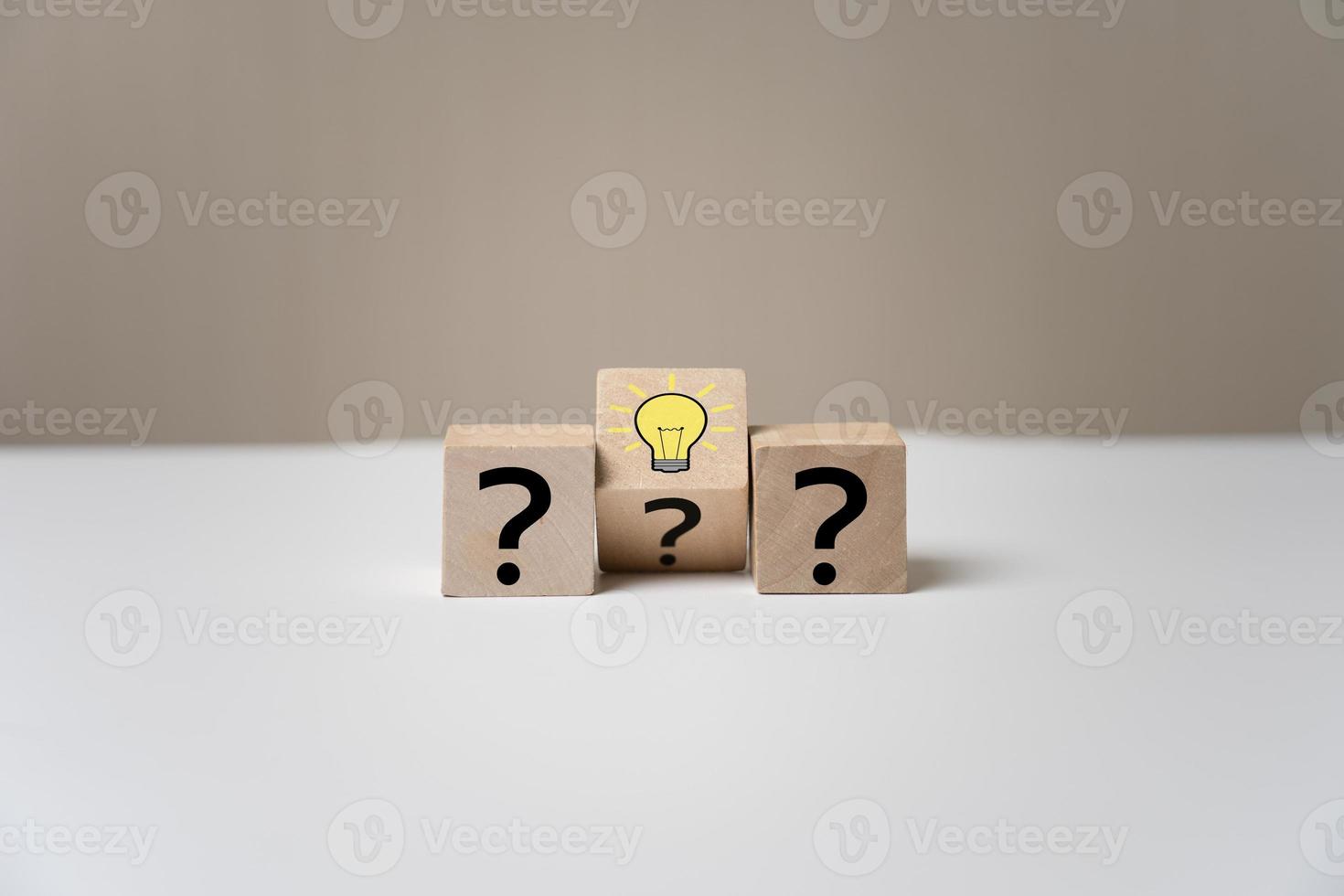 bloc de cube en bois sélectionné avec symbole d'icône d'ampoule et concept créatif d'icône de point d'interrogation. nouvelles idées photo