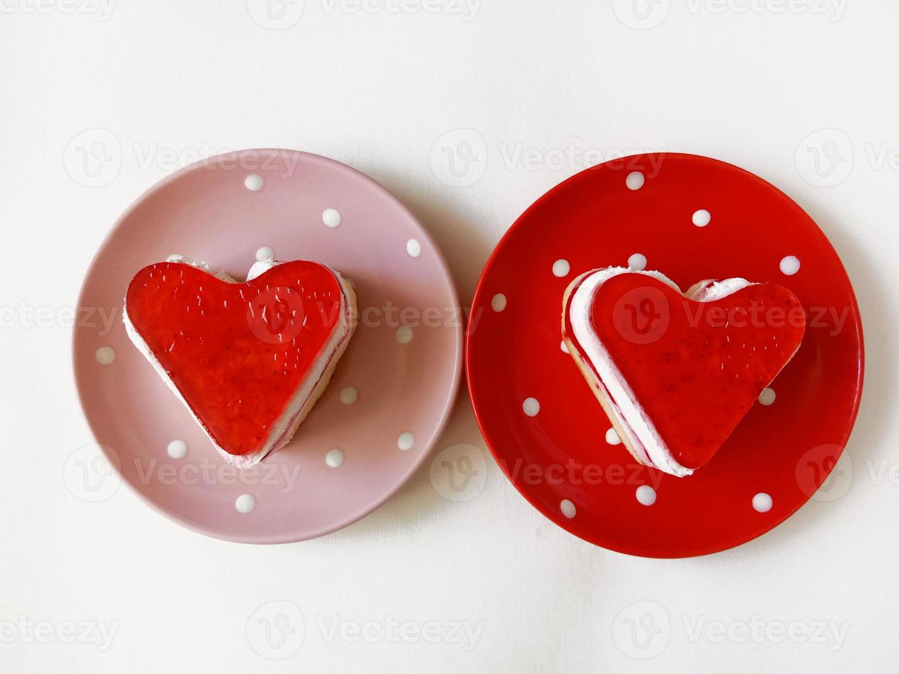 gâteaux aux fraises en forme de coeur sur une assiette rose et rouge sur fond blanc photo