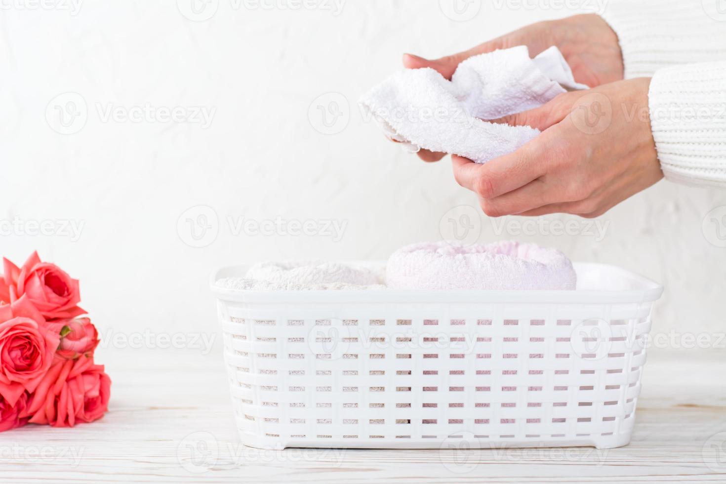 les mains des femmes déposent des vêtements dans un récipient. organisation et commande photo