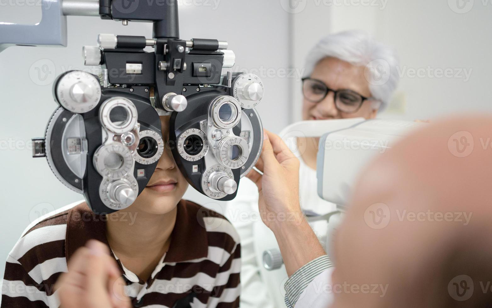 le garçon fait vérifier ses yeux par un spécialiste. photo