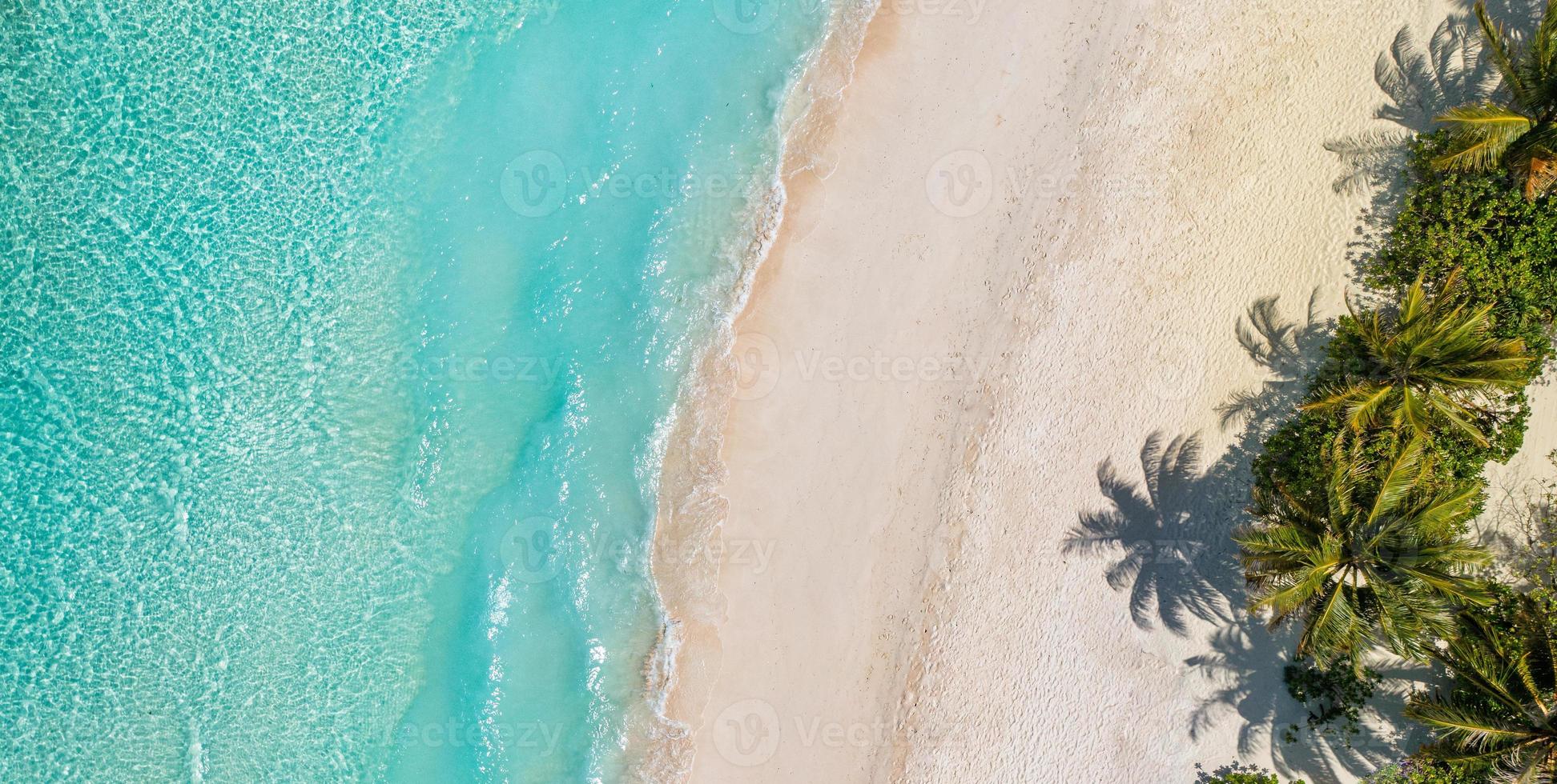 bannière panoramique de vacances d'été de panorama de plage aérienne relaxante. les vagues surfent avec un incroyable lagon bleu de l'océan, le bord de la mer, le littoral. vue de dessus de drone aérien parfaite. belle plage lumineuse, bord de mer photo