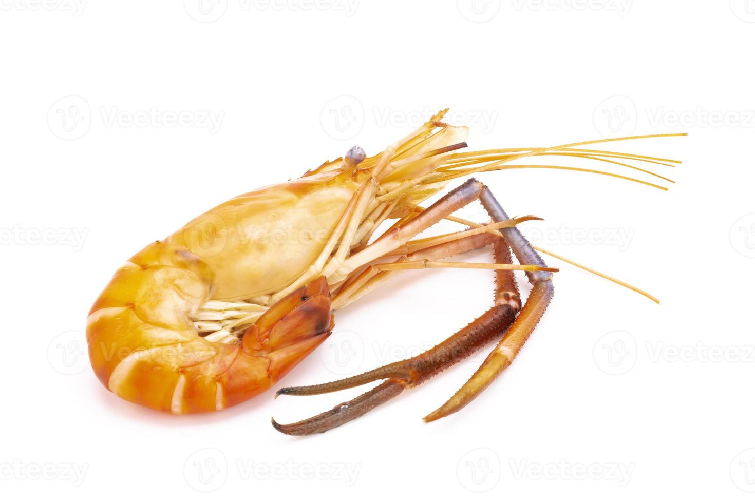 crevettes cuites. fruits de mer est isolé sur fond blanc. le délicieux menu de plats dans un restaurant. photo