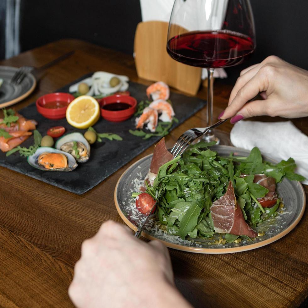 deux femmes mangeant une salade photo