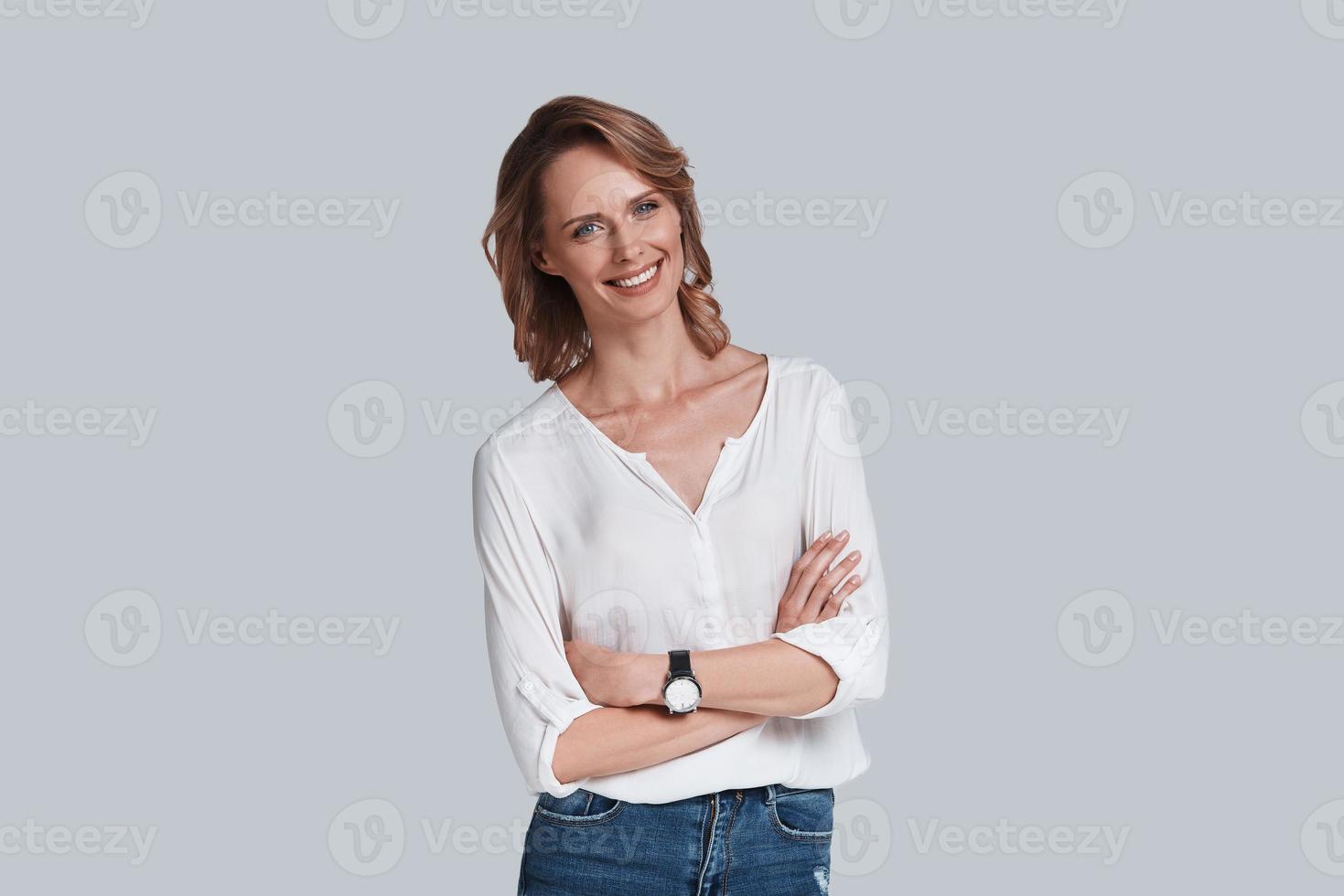 https://static.vecteezy.com/ti/photos-gratuite/p1/13496884-naturellement-belle-seduisante-jeune-femme-en-tenue-decontractee-regardant-la-camera-et-souriant-en-se-tenant-debout-sur-fond-gris-photo.jpg