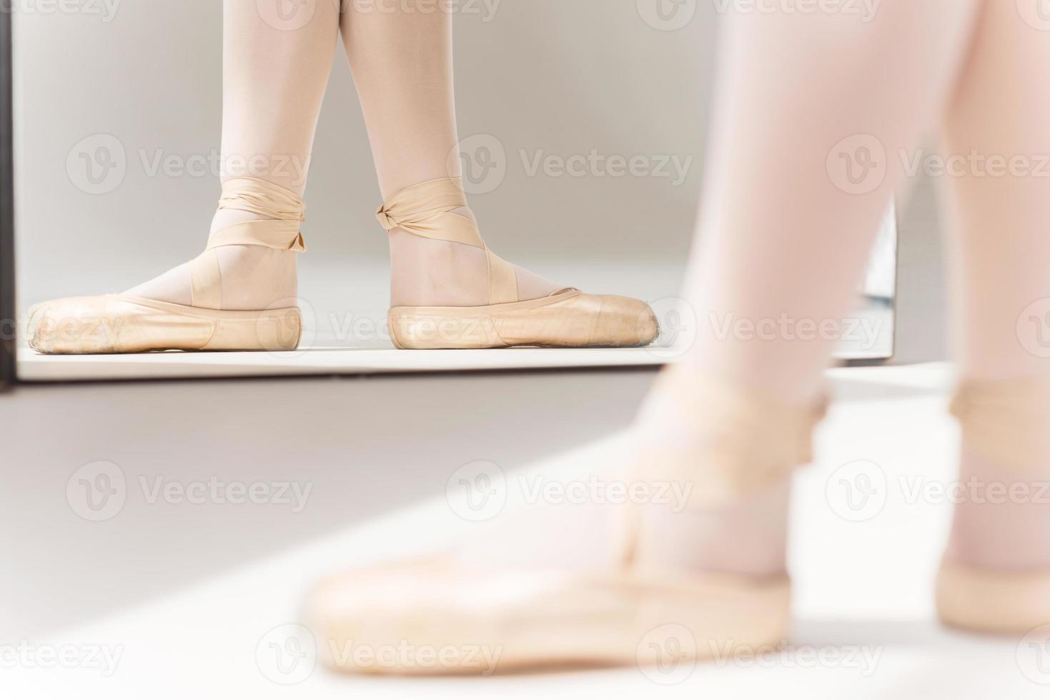 positionnement parfait. gros plan, de, ballerine, jambes, dans, pantoufles, debout, contre, miroir photo