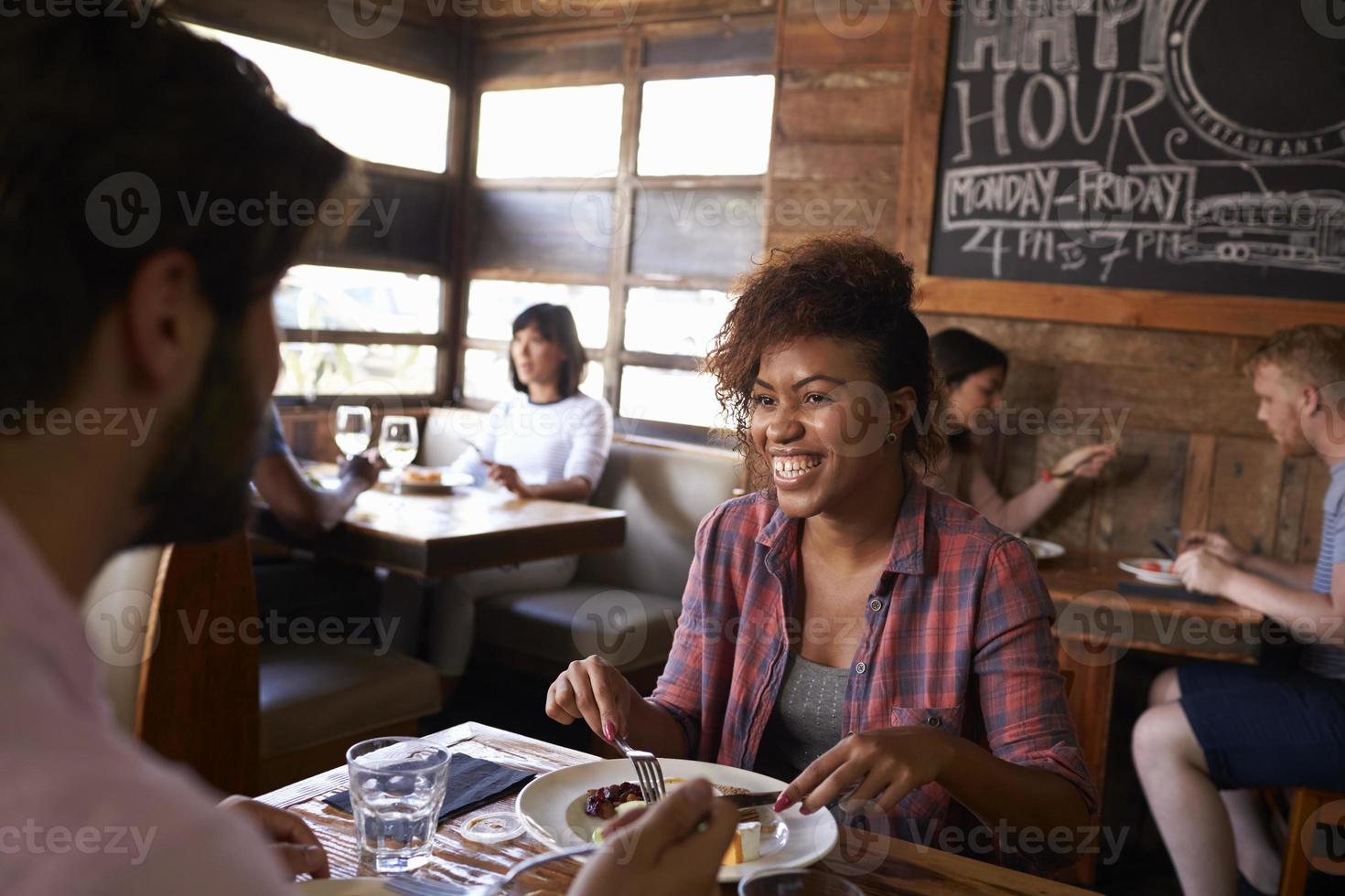 couple de race mixte en train de déjeuner dans un restaurant animé photo