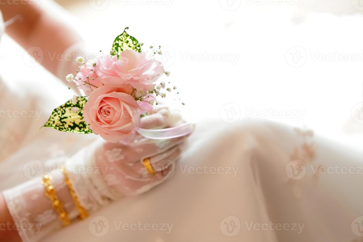 rose romantique dans la main de la mariée photo