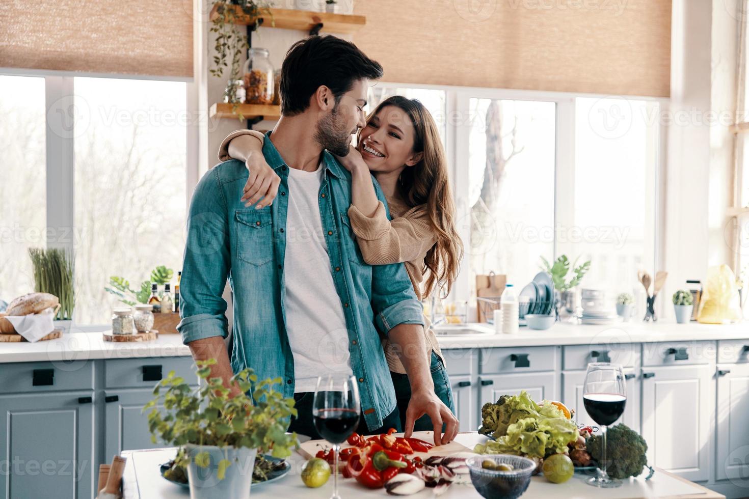 beau couple de personnes âgées en tablier préparant un dîner sain et  souriant tout en passant du temps à la maison 13583437 Photo de stock chez  Vecteezy