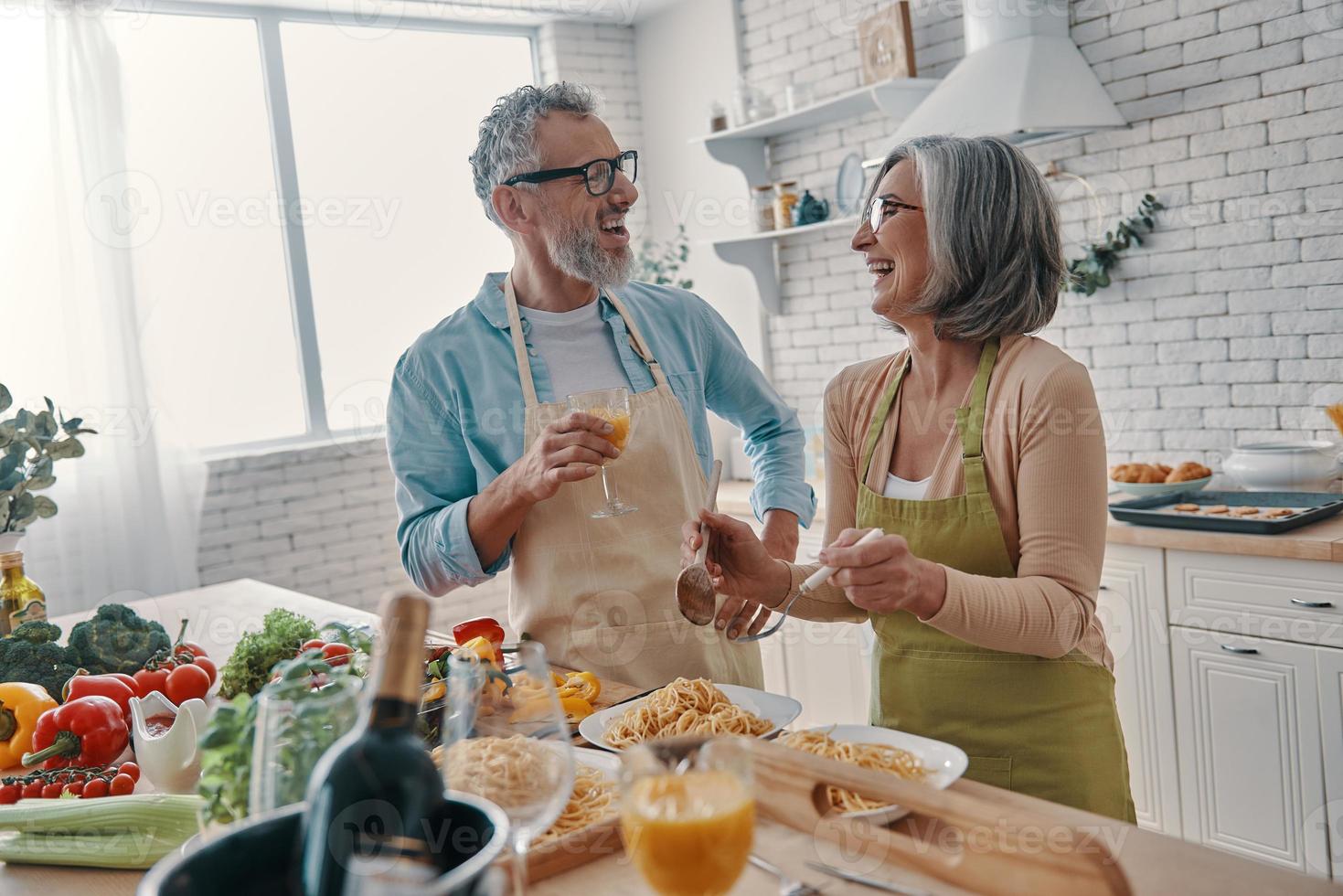 beau couple de personnes âgées en tablier préparant un dîner sain et  souriant tout en passant du temps à la maison 13583437 Photo de stock chez  Vecteezy