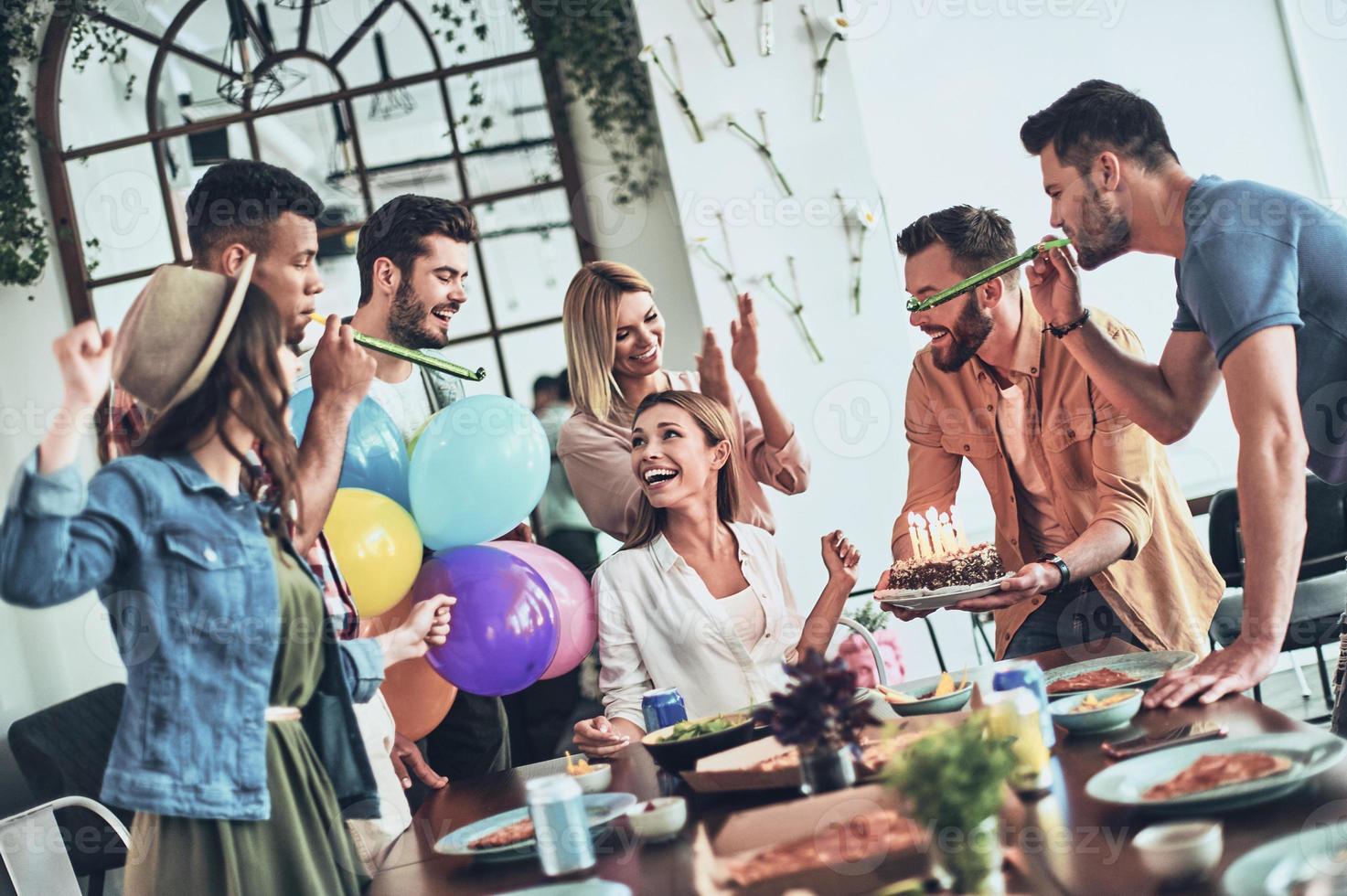 le temps de faire un vœu. groupe de gens heureux célébrant l'anniversaire entre amis et souriant tout en ayant un dîner photo