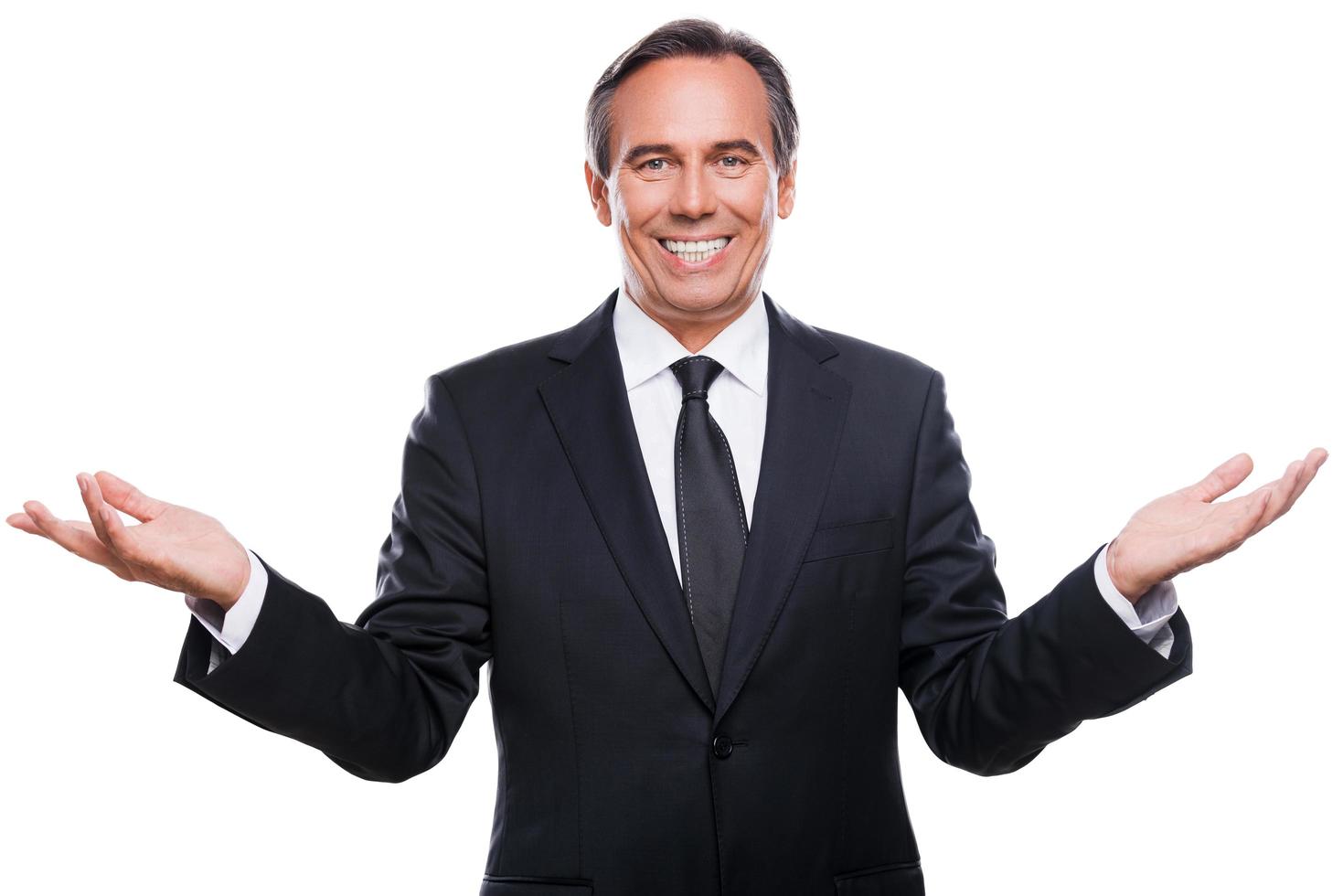 expert en affaires confiant. heureux jeune homme en chemise et cravate gesticulant et souriant debout isolé sur fond blanc photo