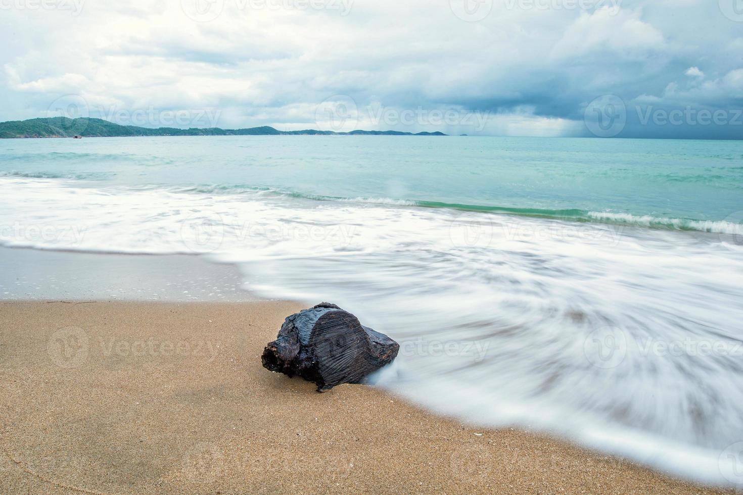la tempête sur la plage rocheuse avec un ciel dramatique, photo