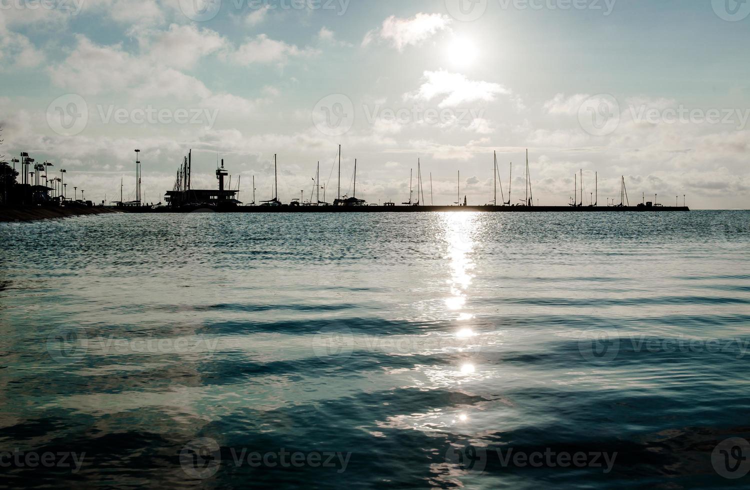 Lever du soleil sur le port de la lagune de Courlande photo