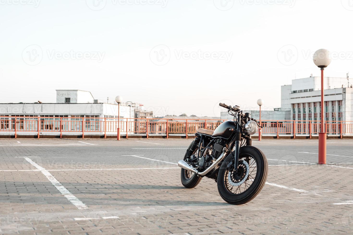 Moto sur un parking en ville à ciel ouvert sur fond photo
