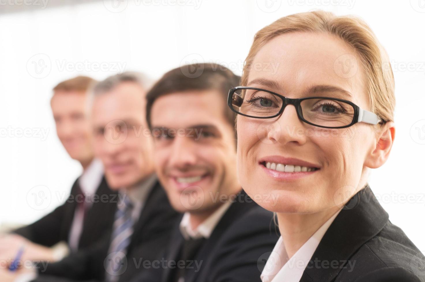 que des émotions positives. quatre personnes en tenues de soirée assis ensemble à la table et souriant à la caméra photo