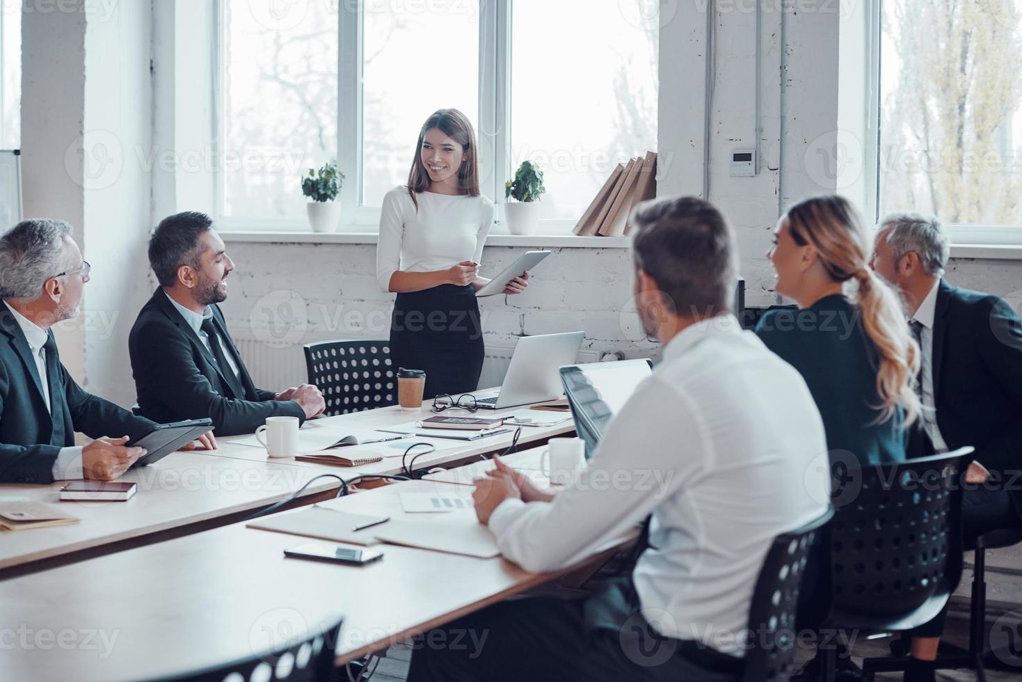 expert professionnel en affaires organisant une réunion tout en travaillant avec des collègues dans le bureau moderne photo