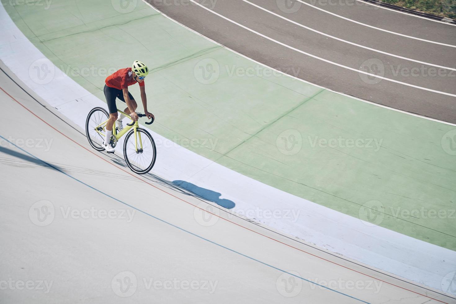 vue de dessus de l'homme en vêtements de sport cyclisme sur piste à l'extérieur photo