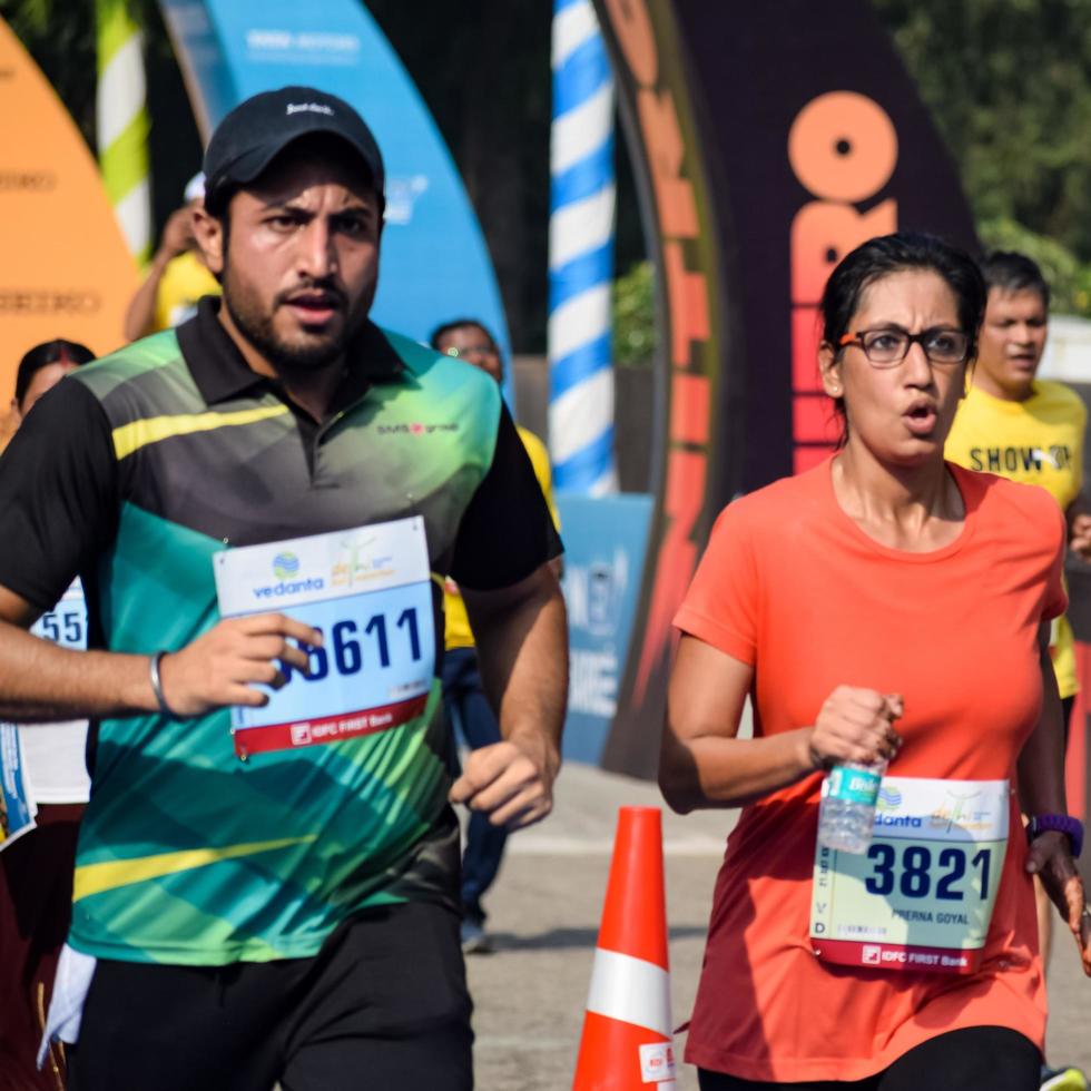 new delhi, inde - 16 octobre 2022 - course de semi-marathon vedanta delhi après covid dans laquelle les participants au marathon sont sur le point de franchir la ligne d'arrivée, semi-marathon de delhi 2022 photo