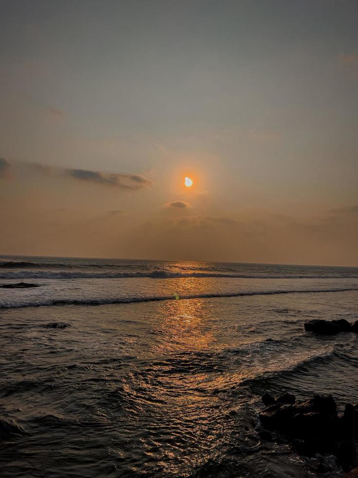 coucher de soleil à la plage. photo