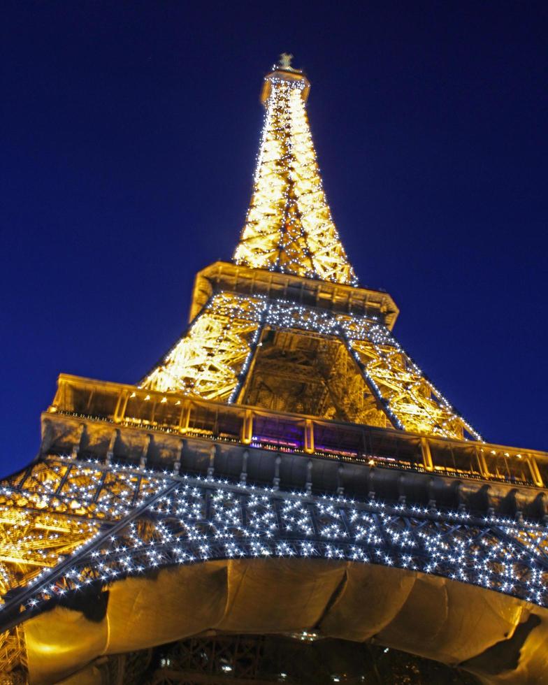 paris, france, 2022 - tour eiffel la nuit photo