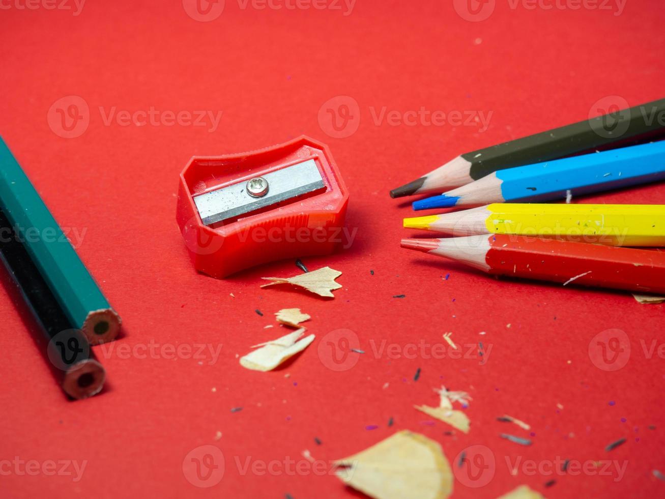 fournitures scolaires. taille-crayon. crayons multicolores. copeaux de bois. le processus de préparation au travail. désordre créatif photo