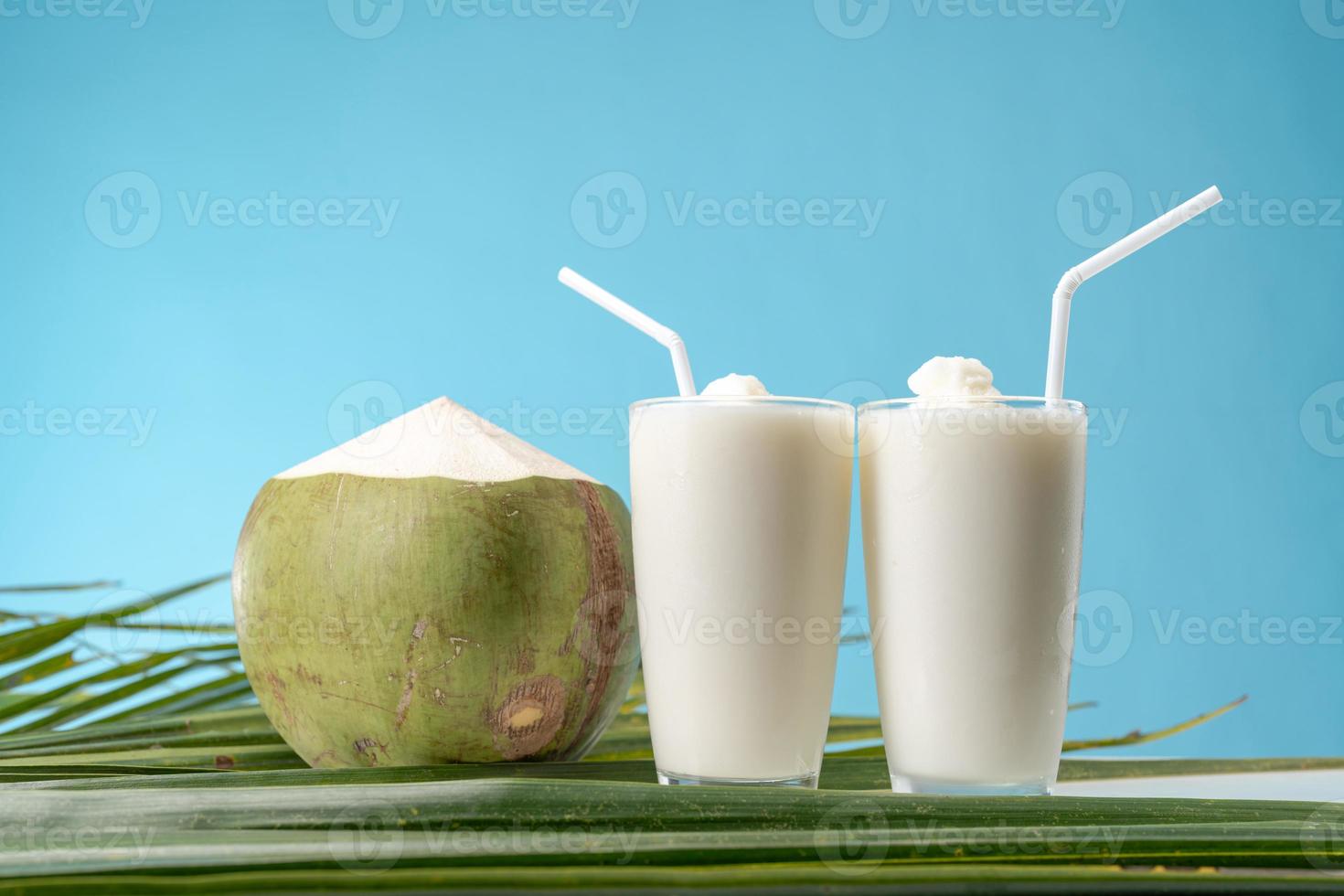 un verre d'eau de coco sucrée parfum de noix de coco photo