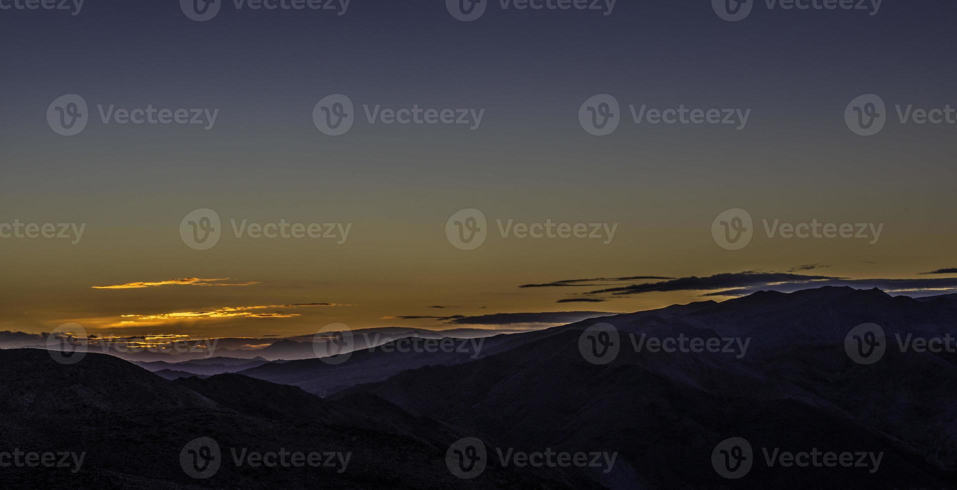 Lever du soleil dans la montagne de la vallée de la mort - Dante Point photo