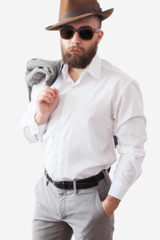 homme élégant. beau jeune homme décontracté tenant la main dans les poches et regardant la caméra photo