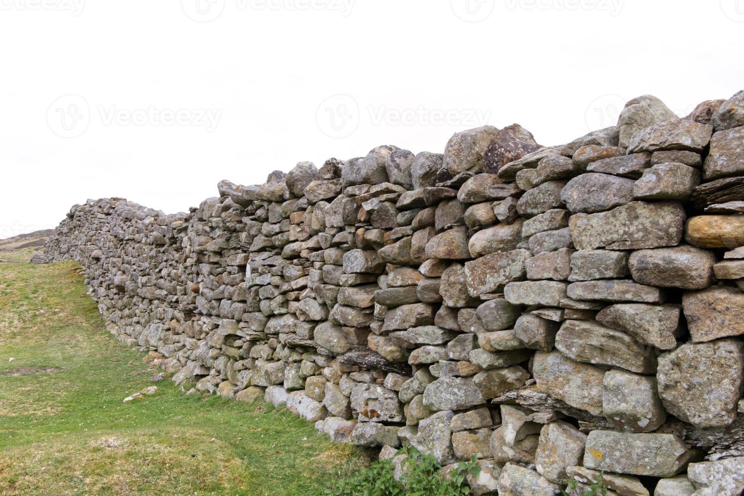 Mur de pierres sèches empilées avec les collines des vallons du yorkshire photo