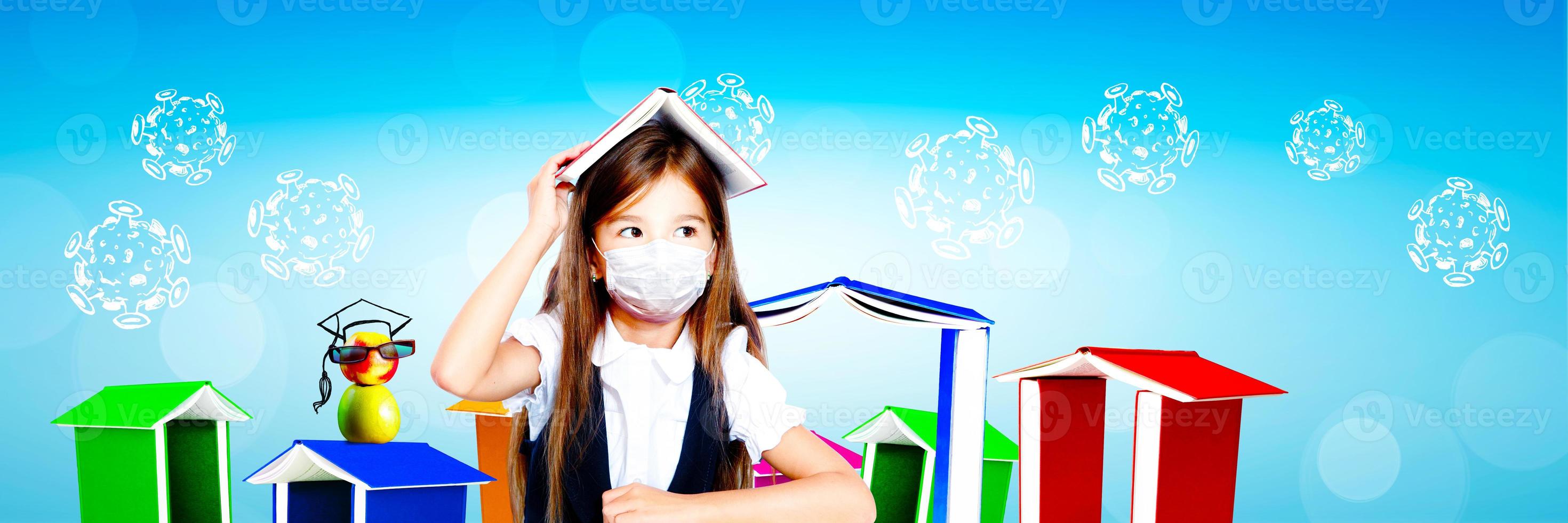 jeune fille avec masque de protection contre le virus corona à l'école. photo